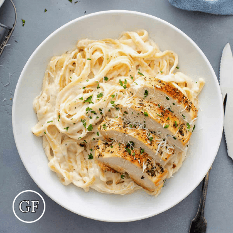 Skinny Garlic Chicken Alfredo meal prep - Mother of Macros